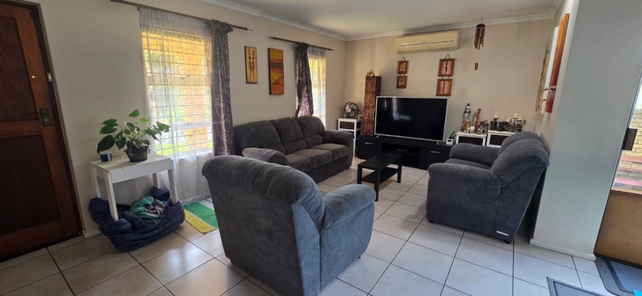 To Let 3 Bedroom Property for Rent in Uitzicht Western Cape